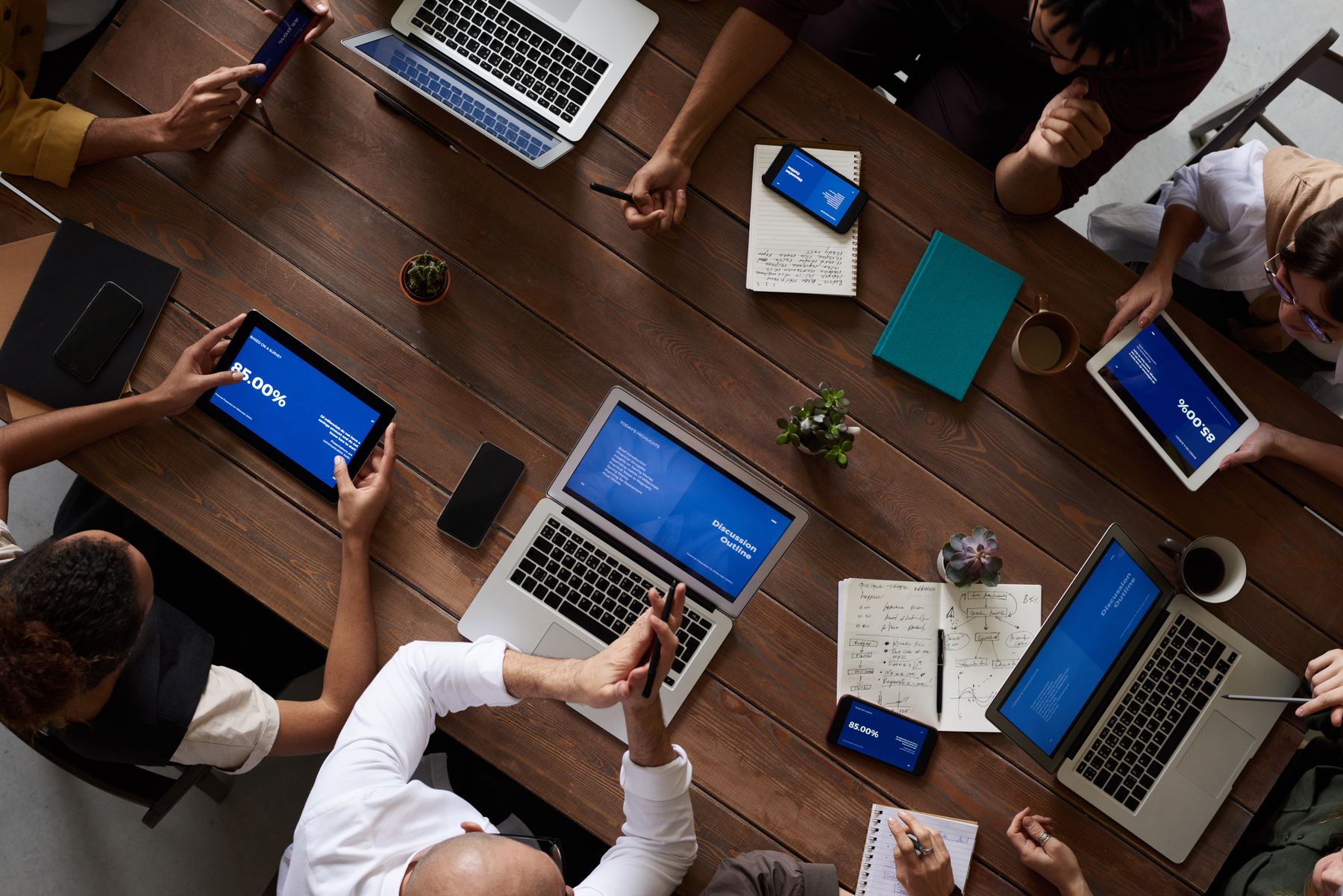 Equipo profesional definiendo una estrategia de tecnología